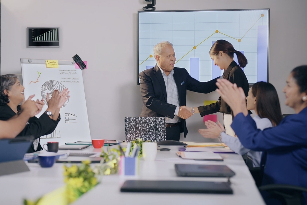 manager shaking the hand of an employee as an appreciation