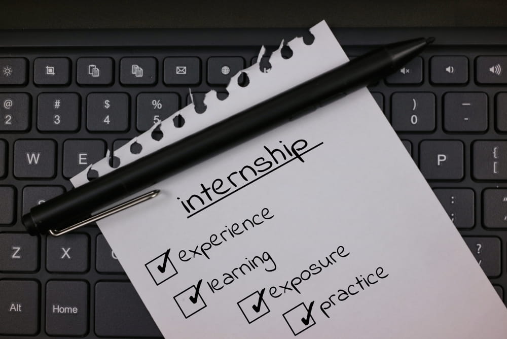 Internship program checklist highlighting experience, learning, and recognition as key success factors